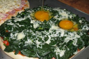 Pizza cu spanac si ou
