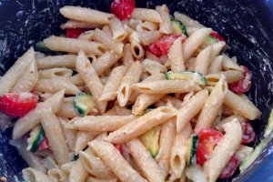 Salata rece de paste cu conopida, zucchini si rosii