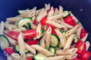 Salata rece de paste cu conopida, zucchini si rosii