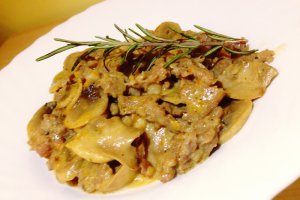 Ciuperci cu pasta de carnati