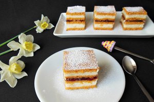 Desert prajitura de post cu suc de rosii
