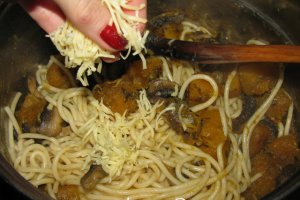 Spaghetti cu dovleac,ciuperci si tarhon