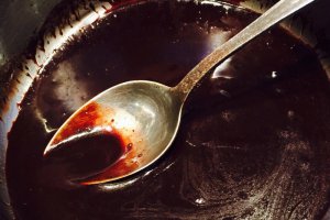 Pere in sos de ciocolata si sirop de artar