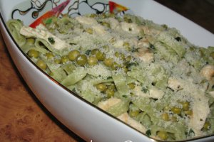 Tagliatelle verzi cu pui si mazare