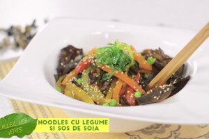 Noodles cu legume si sos de soia - Reteta video