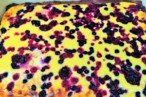 Prajitura cu ciocolata, branza dulce si fructe de padure