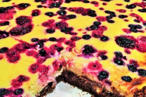Prajitura cu ciocolata, branza dulce si fructe de padure