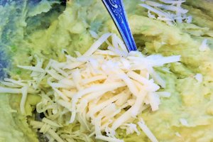 Chiftelute de cartofi si avocado