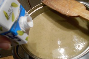 Supa crema de legume cu nuci si migdale