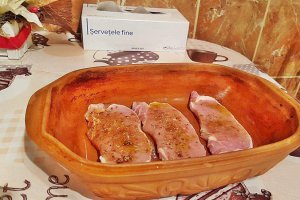 Carne de porc in vasul roman cu cartofi mov