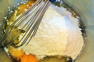 Rulada elvetiana de ciocolata cu crema de lamaie si fulgi de cocos