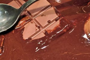 Rulada elvetiana de ciocolata cu crema de lamaie si fulgi de cocos