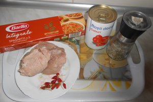 Spaghette integrale cu sos iute si carne de porc