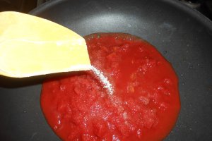 Spaghette integrale cu sos iute si carne de porc
