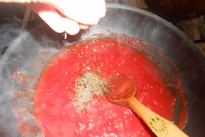 Spaghette integrale cu sos iute si carne de porc