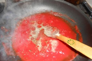 Spaghette integrale cu sos iute si carne de porc