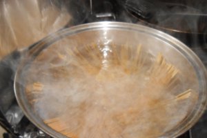 Spaghette integrale cu sos iute si carne de porc