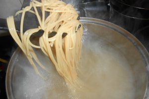 Spaghette integrale cu sos iute si carne de porc