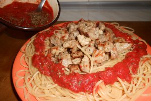 Spaghette integrale cu sos iute si carne de porc