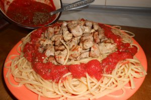 Spaghette integrale cu sos iute si carne de porc