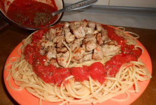 Spaghette integrale cu sos iute si carne de porc