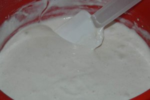 Desert rulada din albusuri cu crema de ciocolata