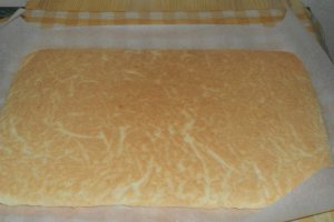 Desert rulada din albusuri cu crema de ciocolata