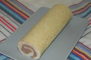Desert rulada din albusuri cu crema de ciocolata