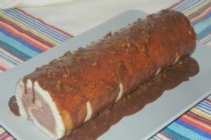 Desert rulada din albusuri cu crema de ciocolata