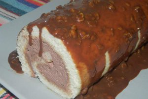 Desert rulada din albusuri cu crema de ciocolata