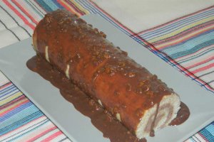 Desert rulada din albusuri cu crema de ciocolata