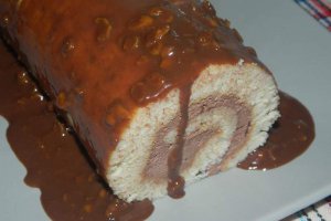 Desert rulada din albusuri cu crema de ciocolata