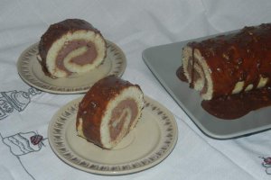 Desert rulada din albusuri cu crema de ciocolata