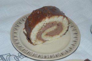 Desert rulada din albusuri cu crema de ciocolata