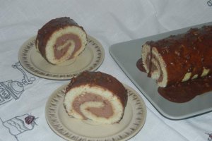 Desert rulada din albusuri cu crema de ciocolata
