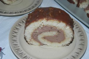 Desert rulada din albusuri cu crema de ciocolata