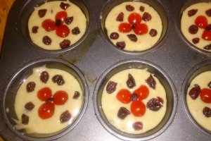 Briose cu suc de portocale si fructe confiate