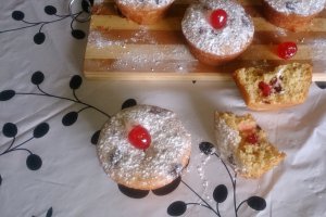 Briose cu suc de portocale si fructe confiate