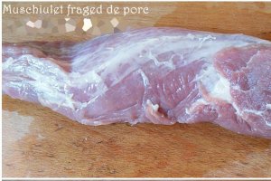 Sandwich cu omleta si muschiulet fraged de porc