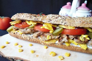 Sandwich cu omleta si muschiulet fraged de porc
