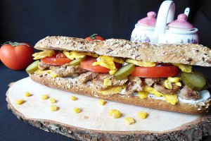 Sandwich cu omleta si muschiulet fraged de porc