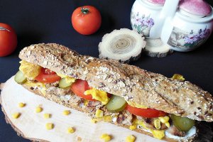 Sandwich cu omleta si muschiulet fraged de porc