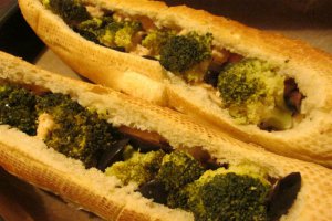 Mini baghete umplute cu piept de pui si broccoli