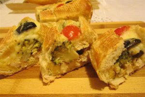 Mini baghete umplute cu piept de pui si broccoli