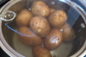 Cartofi cu branza si carnati la cuptor