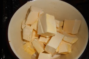 Prajitura cu gem de piersici si nuca macinata
