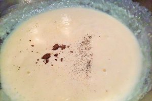 Chiftelute vegetariene cu spanac si parmezan in crusta de susan cu sos alb