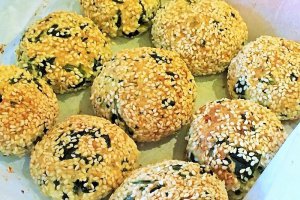 Chiftelute vegetariene cu spanac si parmezan in crusta de susan cu sos alb