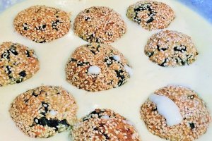 Chiftelute vegetariene cu spanac si parmezan in crusta de susan cu sos alb