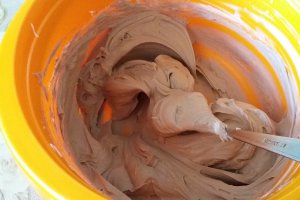 Prajitura cu doua creme, visine si banane